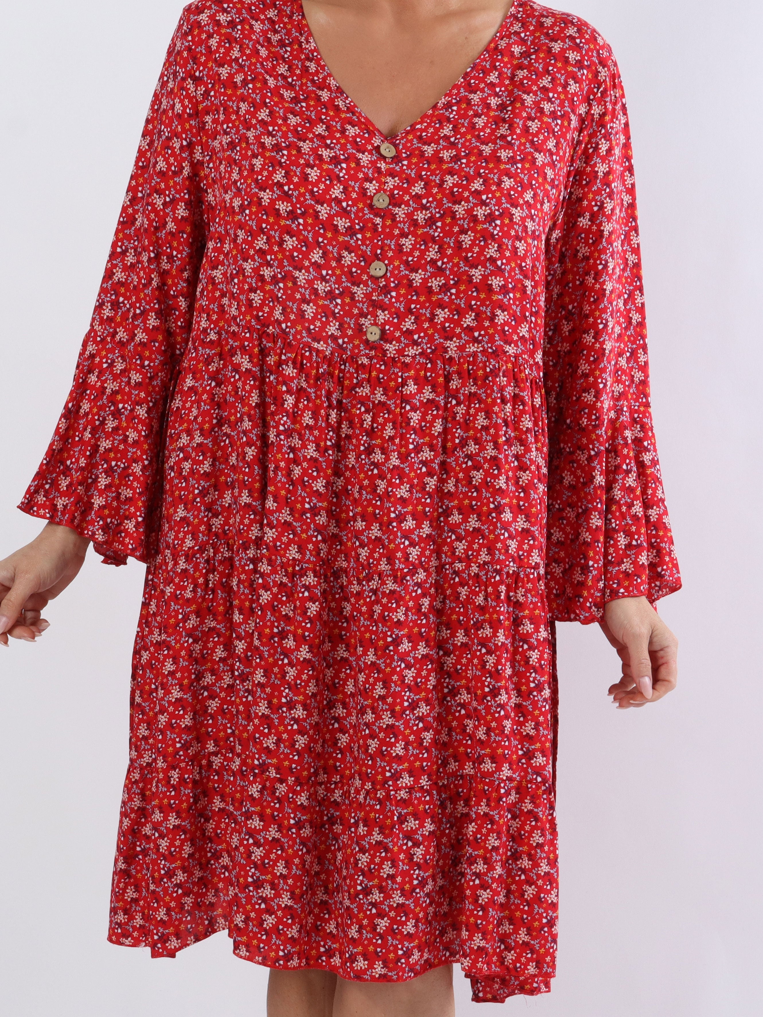 Karla - Blommig klänning i bomull i stora storlekar med knappar